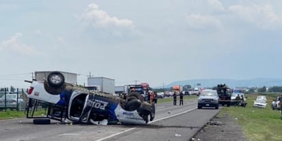 Cuatro policías estatales murieron y al menos cinco resultaron heridos tras volcarse una patrulla en un accidente registrado la tarde de este sábado en la carretera federal 1110, cerca de la Universidad Politécnica de esta ciudad. (ARCHIVO)