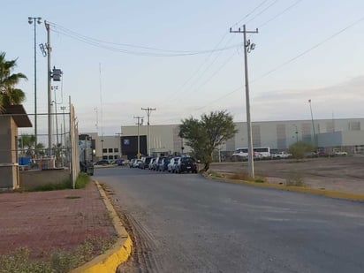 La empresa, ubicada en la carretera al ejido Transporte, cuenta con una plantilla de aproximadamente 3 mil trabajadores. (EL SIGLO DE TORREÓN)