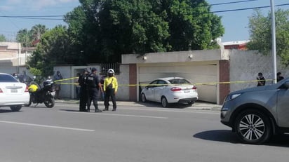 Se informó que el conductor circulaba de oriente a poniente por la Gómez Morín y al llegar a la altura de la calle Paseo del Sol, sufrió un infarto y perdió la vida. (EL SIGLO DE TORREÓN)