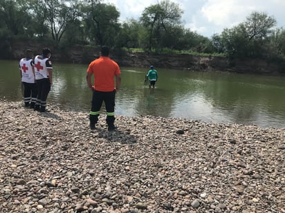 Los paseantes acudieron a auxiliar a los jóvenes pero solo pudieron sacar a uno de ellos, un menor de 16 años de edad. (EL SIGLO DE TORREÓN)