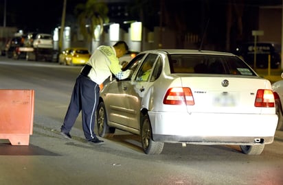 A pesar de que el operativo Alcoholímetro no sigue como tal, se mantienen los rondines de vigilancia por los elementos de Tránsito. (EL SIGLO DE TORREÓN)