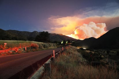 Miles de personas fueron evacuadas el domingo debido a un voraz incendio al este de Los Ángeles que estaba siendo combatido por los bomberos en medio de un sofocante calor. (EFE)