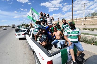 Varios aficionados acompañaron al equipo hacia el estadio, aunque sin la debida distancia. (Fernando Compeán)
