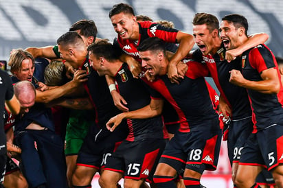 Jugadores del Génova celebran tras la victoria sobre Hellas Verona y asegurar la permanencia en la Serie A de Italia. (EFE)