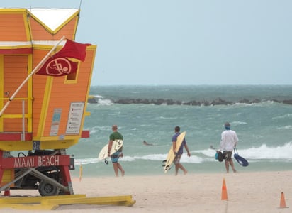 a tormenta tropical Isaías se aproximó a la costa este de Florida, EUA, con rachas de vientos máximos de 100 kilómetros por hora, mucho más suaves de las que se esperaban y que este domingo, en lugar de recogimiento y defensa, han reservado las fotos para surfistas y familias paseando por el litoral. (ARCHIVO) 