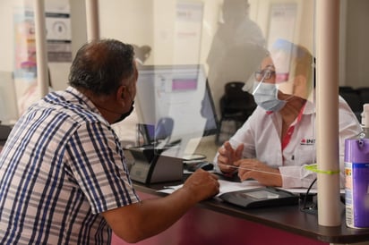 Reclaman ciudadanos de Monclova en el Instituto Nacional Electoral (INE) porque no les entregan sus credenciales para votar. (EL SIGLO COAHUILA)