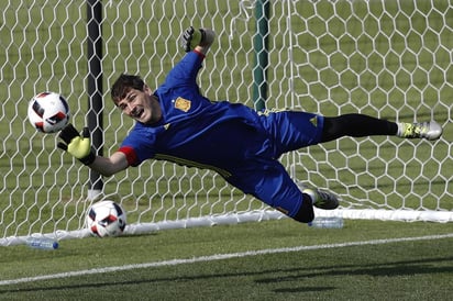 Casillas se convirtió en el mejor portero de la historia del futbol español y un icono mundial. (EFE)