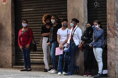 Los contagios diarios en la última jornada superaron los 250,000, un ligero descenso frente a los registrados el 31 de julio y el 1 de agosto. (EFE)