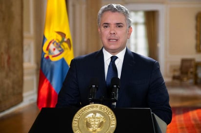 El presidente colombiano, Iván Duque, lamentó este martes que a su mentor, el exmandatario y senador Álvaro Uribe, a quien la Corte Suprema de Justicia le dictó detención domiciliaria, 'no se le permita defenderse en libertad', mientras que a criminales se les garantice el no ir a prisión. (ARCHIVO)