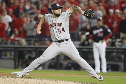 El lanzador mexicano Roberto Osuna inició tarde la temporada y terminará temprano. (ARCHIVO)