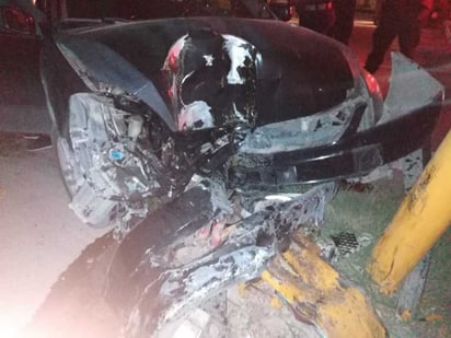 Destrozado. De madrugada conductor alcoholizado impacta su auto contra una luminaria. (EL SIGLO DE TORREÓN)