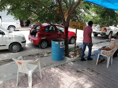 Con la finalidad de mejorar el aspecto de la zona centro de la ciudad y mantenerla limpia, personal del Departamento de Ecología y la Policía Ambiental, colocaron tanques de basura. (EL SIGLO DE TORREÓN)