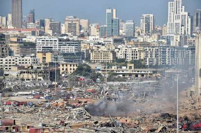 Los hospitales en Beirut, algunos fuertemente dañados por la explosión, se encuentran hacinados, también con pacientes de coronavirus, cuyos contagios se han disparado en este país en el que se impuso el confinamiento de la población.
(EFE)