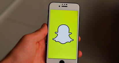 Snapchat ha anunciado diversas novedades recientemente, por ejemplo, la posibilidad de ingresar mini apps con diversas funciones sin tener que salir de la plataforma y, ahora, ha dado a conocer que comenzará a probar una nueva característica que permitirá a los usuarios configurar sus Snaps con música. (ESPECIAL) 