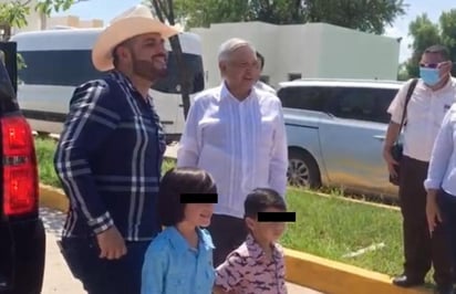 El presidente accedió a tomarse la fotografía que la pidió el cantante de 'narcocorridos' (ESPECIAL) 