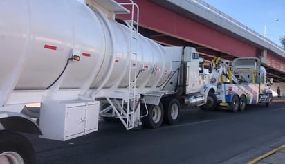 Un pipa con 42 mil litros de combustible ilegal fueron asegurados por elementos de la Secretaría de la Defensa Nacional (Sedena), la cual fue encontrada abandonada a un costado de la carretera Saltillo-Torreón. (EL SIGLO COAHUILA)