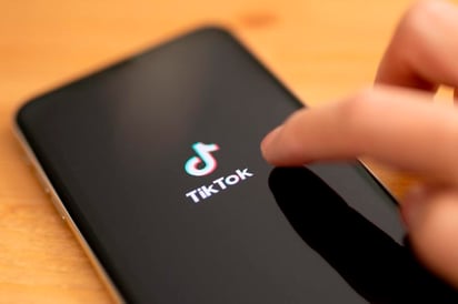 La batalla por TikTok, una app china que en solo unos años se ha puesto al nivel de Instagram o Twitter, es el último episodio de la 'guerra fría' entre Estados Unidos y China que puede poner patas arriba a los dos grandes bandos que dan forma a internet, levantar muros digitales y afectar a uno de los pocos sectores con un futuro prometedor en un mundo en crisis. (ARCHIVO)