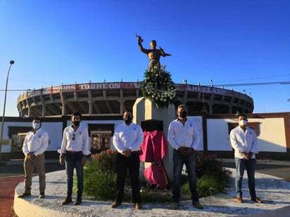 La mesa directiva de la Peña Taurina 'Valente Arellano', mostró su admiración al gran torero. (ESPECIAL)