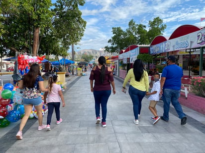 A pesar de que no ha descendido la curva de contagios, la población continúa saliendo a pasear en espacios públicos. (EL SIGLO DE TORREÓN)