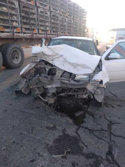 El aparatoso accidente vial dejó como saldo dos vehículos evaluados como pérdida total. (EL SIGLO DE TORREÓN)