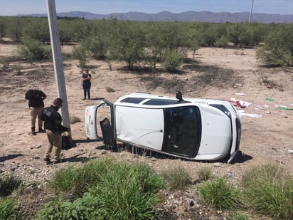 Los agentes aseguraron el vehículo volcado así como a la mujer, hasta que se deslinden las responsabilidades. (EL SIGLO DE TORREÓN)