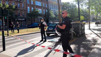 Un hombre armado retiene este jueves a varias personas en el interior de un banco de la localidad francesa de Havre, en el noroeste del país. (ESPECIAL) 