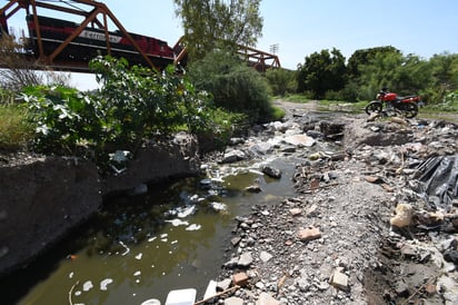 La cascada de aguas negras pestilentes desemboca en el vado del río Nazas, proveniente de la parte del lugar. Con las lluvias el problema se ha acrecentado. (FERNANDO COMPEÁN)