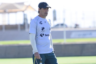 Almada tiene dudas para armar su alineación de cara al partido de mañana ante los Rayados del Monterrey, pero también tiene certeza absoluta en que Santos Laguna mantendrá su estilo de juego y buscará sacar los tres puntos. (ARCHIVO)