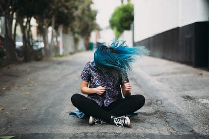 Si tu cabello quedó muy maltratado con la decoloración, el aceite de coco puede ser tu gran aliado para restaurarlo. (ESPECIAL)