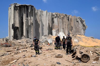 Vecinos y voluntarios que trabajaban en la limpieza en uno de los barrios afectados por la explosión el pasado martes en el puerto de Beirut increparon y echaron hoy de la zona al ministro de Educación libanés, Tarek Majzoub, cuando visitaba el lugar. (ARCHIVO)