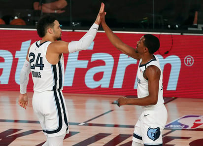 Dillon Brooks anotó 22 puntos y los Grizzlies de Memphis consiguieron su primer triunfo desde el reinicio de la temporada al vencer el viernes por 121-92 al Thunder de Oklahoma City. (ARCHIVO)