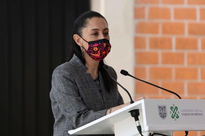 La jefa de Gobierno de la Ciudad de México, Claudia Sheinbaum Pardo, comentó que analiza la iniciativa que se aprobó en el Congreso de Oaxaca para prohibir la venta de bebidas azucaradas y alimentos 'chatarra' a menores de edad, y sí es la mejor opción para implementarlo en la capital del país, se evaluará con los diputados capitalinos. (ARCHIVO)