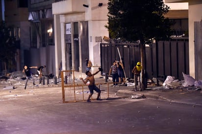 Tras la explosión, los vecinos de la zona lanzaron protestas contra el Gobierno por la poca atención a los heridos.