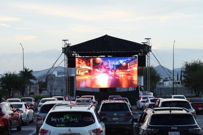 Una gran parte de laguneros optaron por seguir yendo a los autocinemas ante el riesgo de contagiarse de COVID-19. (ARCHIVO)