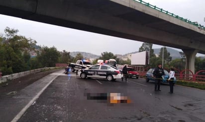 El material que fue difundido en redes sociales muestra el momento en el que el hombre sale volando del segundo piso de Periférico,  al ser impactado por un vehículo que circulaba a alta velocidad (ESPECIAL) 