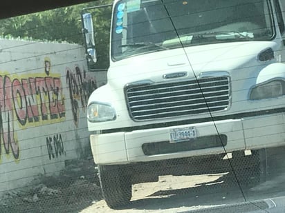 El conductor del vehículo que transportaba la roca sería sancionado y en caso de daños al pavimento también deberá cubrirlos. (EL SIGLO DE TORREÓN)
