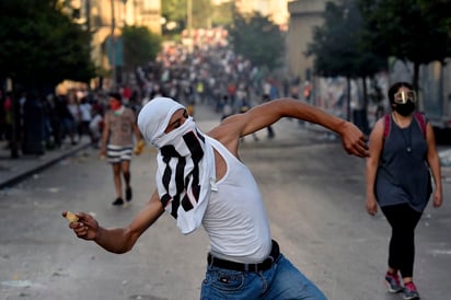 Miles de personas se concentran hoy por segundo día consecutivo en la plaza de los Mártires, en el centro de Beirut, en protesta por la explosión que el martes devastó una parte de la capital libanesa. (EFE) 