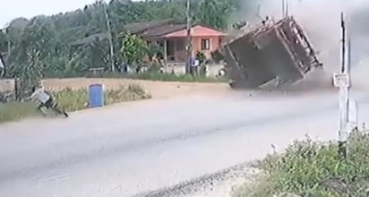 Motociclista por poco muere aplastado por un camión de basura