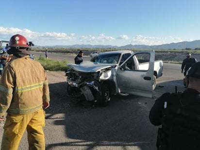 Una joven de 17 años de edad resultó gravemente lesionada, luego de que la camioneta en la que viajaba se impactó contra un tráiler en el ejido Competencia de la ciudad de Gómez Palacio. (ARCHIVO)