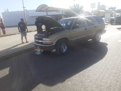 Los elementos rociaron líquido en el área de motor para evitar que se presentara una situación de mayor riesgo. (EL SIGLO DE TORREÓN)