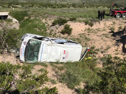 Se trata de una camioneta tipo van de la marca Toyota, con placas de circulación del estado de Coahuila, misma que pertenece a una empresa de seguridad privada de la región. (EL SIGLO DE TORREÓN)