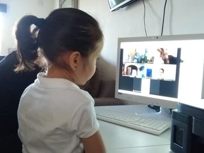 Sin asistir a las aulas y estudiando desde casa, con apoyo de computadoras, dispositivos móviles y libros de texto, fue como niños, niñas y jóvenes de la región iniciaron formalmente y por primera vez en la historia su periodo lectivo. (EL SIGLO DE TORREÓN)