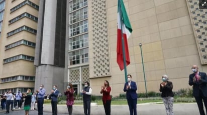 El acto realizado a las 12:00 horas de este lunes 10 de agosto, estuvo presentes directores normativos y trabajadores, quienes luego del minuto de silencio, también brindaron uno de aplausos para reconocer al personal de salud que vela por la ciudadanía.
(EL UNIVERSAL)