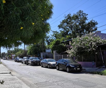 Una fuerte movilización de corporaciones de seguridad generó el reporte de una persona sin vida en el interior de un domicilio de la colonia Mundo Nuevo en Piedras Negras, el hallazgo se realizó, luego que vecinos del lugar dieron a conocer que tenían más de una semana de no haber visto a la mujer. (RENÉ ARELLANO)