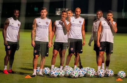 Jugadores del Orlando City durante un entrenamiento previo a la final de hoy frente al Portland Timbers. (ESPECIAL)