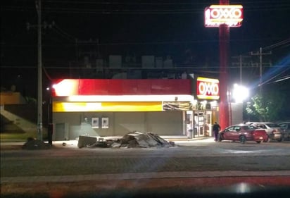 Los hechos se registraron la noche del domingo en una tienda Oxxo ubicada en el cruce del bulevar De la Libertad y bulevar Monte Real. (EL SIGLO DE TORREÓN)