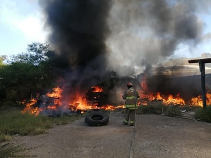 El fuego se generó en el área de almacenamiento de colchones y se propagó rápidamente. (EL SIGLO DE TORREÓN)