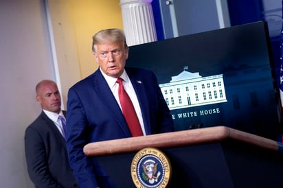 Trump había empezado pocos minutos antes su habitual rueda de prensa sobre la situación del coronavirus en Estados Unidos cuando un agente del Servicio Secreto se le acercó interrumpiéndolo y le instó a abandonar la sala. (EFE)