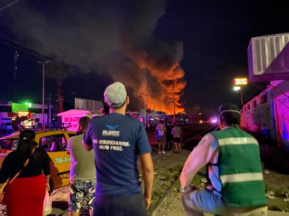 Ante la magnitud del siniestro, elementos de seguridad hicieron un perímetro para la atención al incendio que se buscaba contener. (EL SIGLO DE TORREÓN)