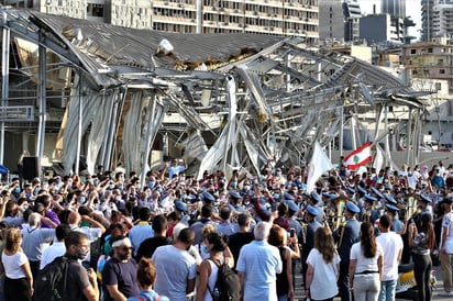 Varios cientos de personas marcharon hoy por el centro de Beirut hasta el puerto en memoria de las al menos 171 víctimas mortales que dejó la enorme explosión que afectó al puerto y parte de la ciudad en el día que se cumple una semana del suceso. (EFE) 